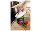 Un ouvre-boîte électrique ouvre une boîte de tomates, à côté de pâtes, du fromage et des tomates fraîches.