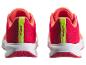 Une paire de chaussures de sport rouges et oranges avec des accents verts, vues de dos.