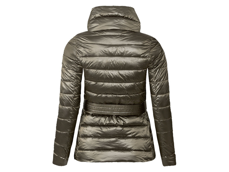 Une veste matelassée verte avec une ceinture.
