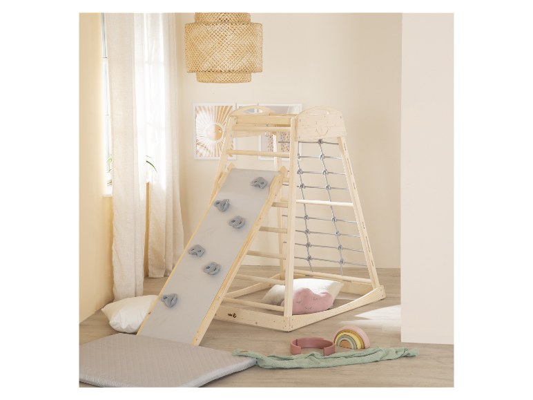 Triangle d'escalade Roba avec toboggan et mur d'escalade dans la chambre d'enfant.