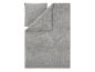 Parure de lit grise avec taie d'oreiller et housse de couette, pliée sur fond blanc.