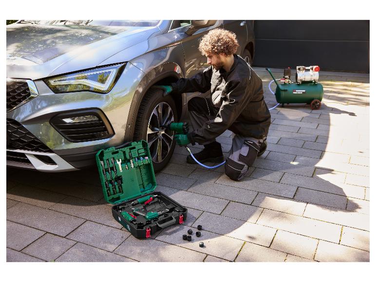 Set d'outils pneumatiques PARKSIDE® utilisé pour changer un pneu de voiture.