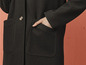 Manteau en laine noir avec des poches.