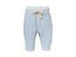 Pantalon bébé bleu clair en mousseline avec cordon de serrage beige.