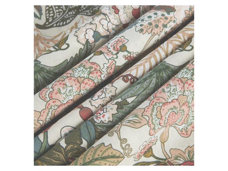 Tissus fleuris, motifs floraux et végétaux dans des tons roses, verts et beiges.