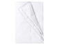 Une couette blanche avec une bordure bleue.
