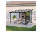 Pergola noire avec toit en verre au-dessus d'un salon extérieur avec canapé et table.