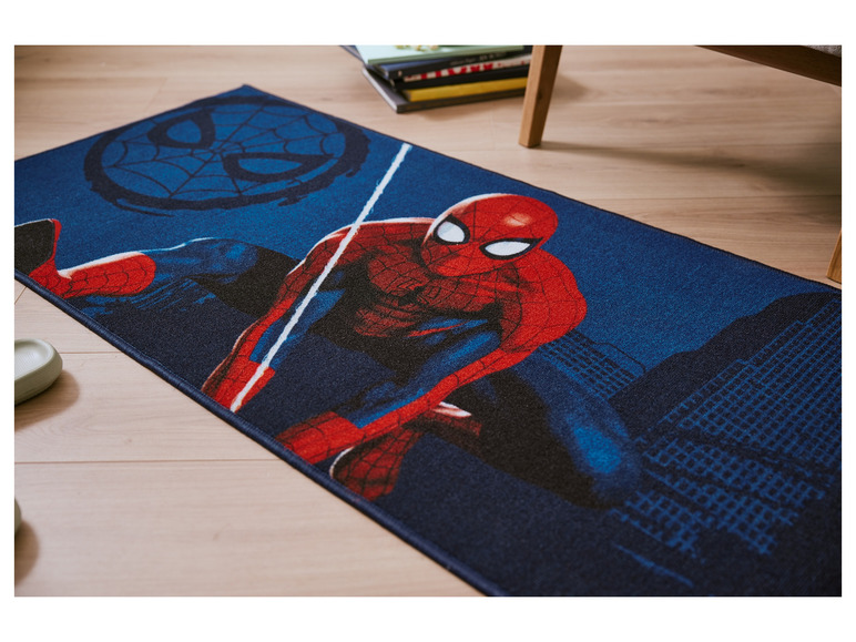 Un tapis bleu avec Spiderman.