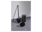 Une brosse de toilette noire et un support avec deux brosses de rechange.