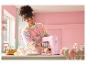 Femme utilisant un robot pâtissier rose.