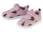 Deux sandales roses avec fermeture velcro.