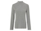 Un t-shirt gris à manches longues et col roulé.