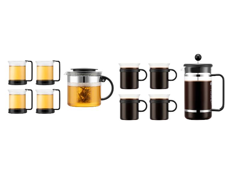 Ensemble de préparation de thé et café: quatre tasses à thé, une théière et quatre tasses à café avec une presse française.
