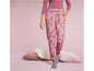 Femme portant un pantalon de survêtement rose à imprimé tie-dye.