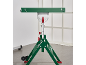 Support de travail vert avec pieds pliables et roues pour outils de menuiserie.