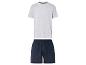 T-shirt gris clair et short de sport bleu marine.