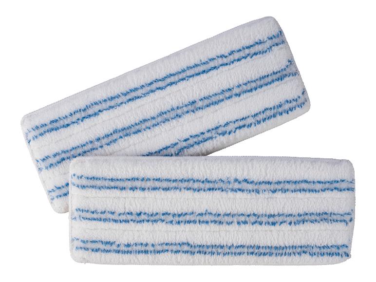 Deux recharges de serpillière blanches à rayures bleues.
