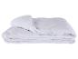 Couette blanche pliée avec un motif matelassé
