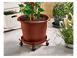Un pot de fleurs marron sur roulettes, rempli d'une plante.