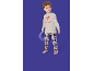 Garçon en pyjama avec motif cerf et pantalon à carreaux tenant un oreiller bleu.
