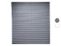 Store plissé gris avec cordons verticaux et échantillons de couleur gris et blanc.