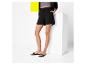 Shorts noirs et sandales à boucles : mode estivale.