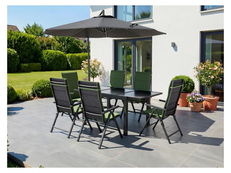 Ensemble de mobilier de jardin avec parasol, table et six chaises sur une terrasse.