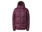 Doudoune violette à capuche sur fond blanc