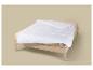 Couette blanche matelassée sur un cadre de lit en bois clair avec un matelas beige