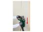 Une personne utilise une meuleuse Parkside pour travailler sur un mur.