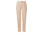 Pantalon beige à jambes droites.