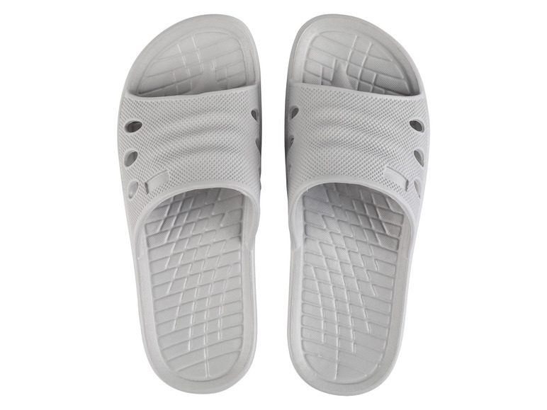 Une paire de tongs grises.
