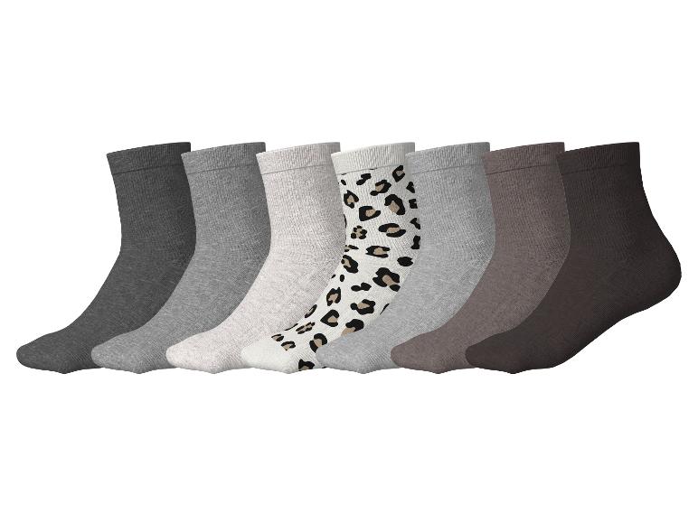 Lot de 7 paires de chaussettes basses dans les tons gris et marron, une avec imprimé léopard.