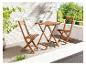 Une table et deux chaises en bois sur une terrasse.