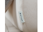 Gros plan d'un textile clair avec une étiquette affichant un logo et du texte.