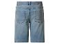 Short en jean bleu clair avec poches arrière.