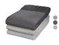 Draps pliés gris, beiges et bleu clair avec des échantillons de couleur.
