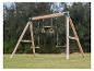 Portique en bois avec balançoires et anneaux de gymnastique dans un jardin verdoyant.