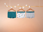 Trois boxers pour garçons, un uni vert, un imprimé et un gris.