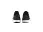 Deux paires de baskets noires et blanches.