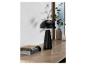 Une lampe de table noire avec un abat-jour rond sur une table en bois.