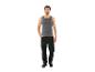 Homme en débardeur gris et pantalon de travail noir