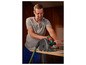 Un homme utilise une scie circulaire Parkside avec aspirateur pour couper du bois.