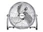 Ventilateur de sol chromé à trois pales avec grille de protection.