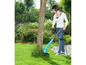 Une femme utilise une débroussailleuse Bosch dans le jardin.