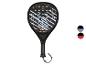 Raquette de padel noire avec motif géométrique blanc et orange, avec options de couleur grise et rouge.