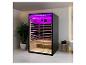 Sauna infrarouge moderne avec éclairage violet et intérieur en bois dans une salle de bain.