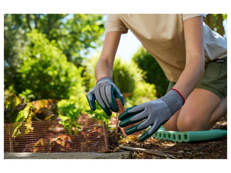 Personne en gants de jardinage s'occupant de plantes avec du treillis en cuivre.
