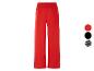 Pantalons amples rouges, noirs et à rayures zébrées.