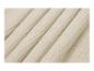 Détail d'un tissu en mousseline beige avec de doux plis.